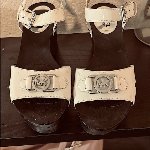 Authentic “ MICHAEL KORS “ Sandals size 7M - Picture 2 of 15